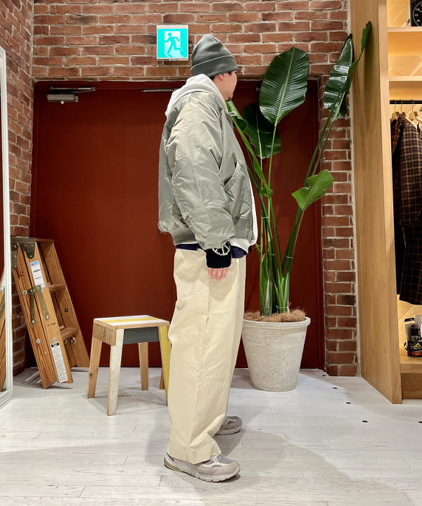 新里 京介さんの「BEAMS WOMEN｜リラックスフィット THERMOLITE(R) MA-1 （撥水）」を使ったコーディネート