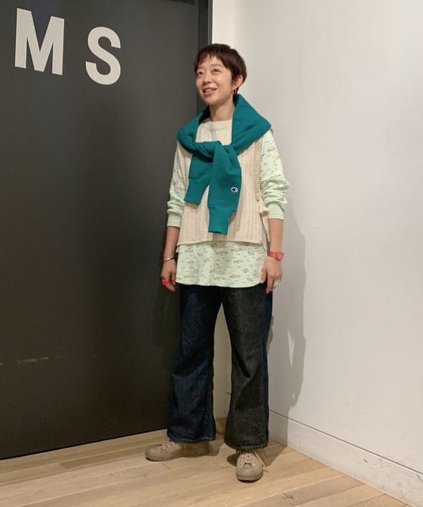 矢野(青木)優香さんの「BEAMS WOMEN｜Lee × maturely / 別注 Indigo & Black Denim Flare Pants」を使ったコーディネート