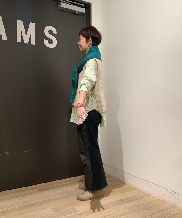 矢野(青木)優香さんの「BEAMS WOMEN｜Lee × maturely / 別注 Indigo & Black Denim Flare Pants」を使ったコーディネート