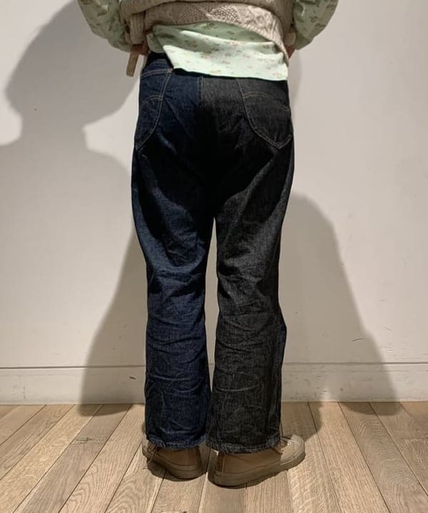 矢野(青木)優香さんの「BEAMS WOMEN｜Lee × maturely / 別注 Indigo & Black Denim Flare Pants」を使ったコーディネート