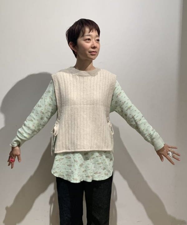 矢野(青木)優香さんの「BEAMS WOMEN｜Lee × maturely / 別注 Indigo & Black Denim Flare Pants」を使ったコーディネート
