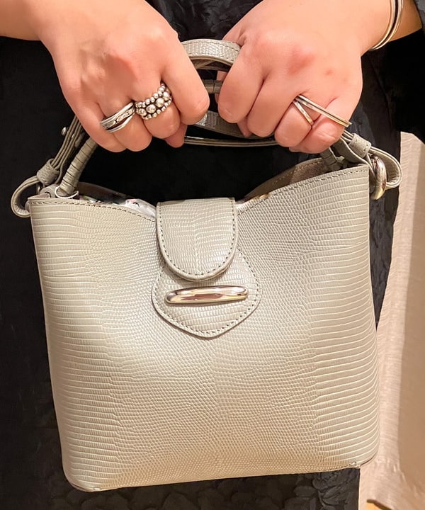 藤井 裕実子さんの「BEAMS WOMEN｜Demi-Luxe BEAMS / ダブルパール イヤリング」を使ったコーディネート