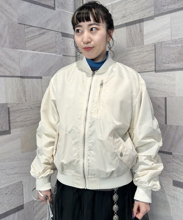 庭野 優紀さんの「BEAMS BOY / 樹脂 パール ロング ネックレス」を使ったコーディネート