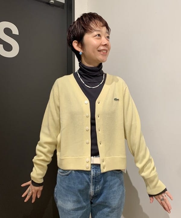 矢野(青木)優香さんの「BEAMS WOMEN｜LACOSTE for BEAMS BOY / 別注 Vネック カーディガン」を使ったコーディネート