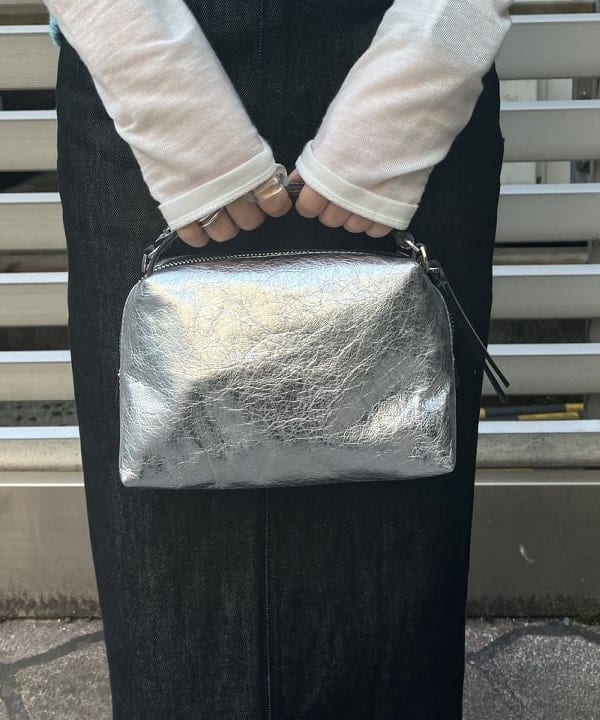 中川　ゆららさんの「BEAMS WOMEN｜GIANNI CHIARINI / メタリック ALIFA レザーショルダーバッグ S」を使ったコーディネート