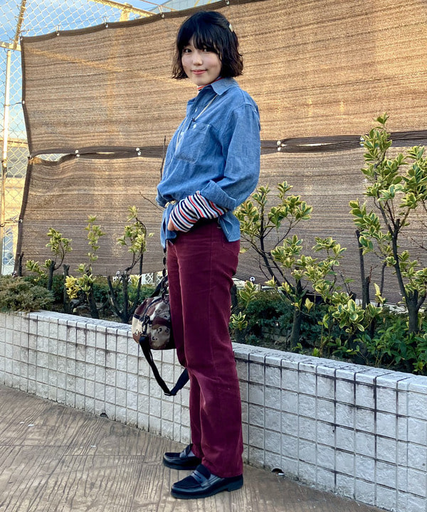 小原 もこさんの「BEAMS WOMEN｜【別注】BUZZ RICKSON'S / シャンブレー ロングスリーブ シャツ」を使ったコーディネート