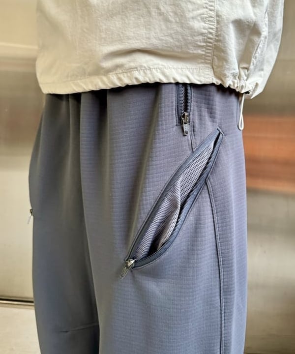 Ryohei Takataさんの「BEAMS WOMEN｜BEAMS / テック カーゴパンツ」を使ったコーディネート