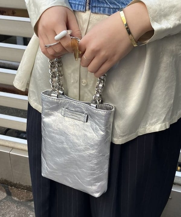 中川　ゆららさんの「BEAMS WOMEN｜GIANNI CHIARINI / CAMILLA メタリック レザートートバッグ」を使ったコーディネート