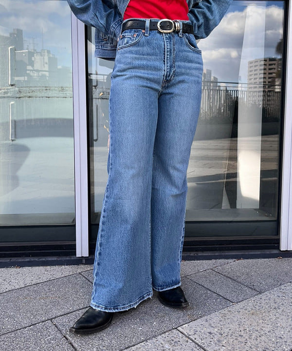 ちりこさんの「BEAMS WOMEN｜LEVI&rsquo;S(R) / RIBCAGE BELLS」を使ったコーディネート