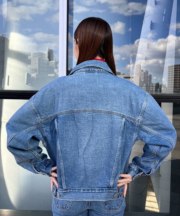 ちりこさんの「BEAMS WOMEN｜LEVI&rsquo;S(R) / RIBCAGE BELLS」を使ったコーディネート