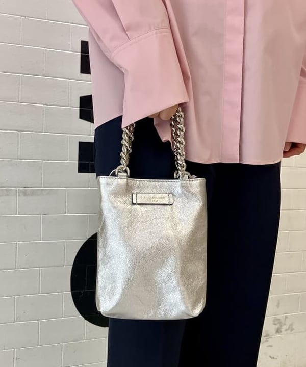 五十峯 さよさんの「BEAMS WOMEN｜GIANNI CHIARINI / CAMILLA メタリック レザートートバッグ」を使ったコーディネート
