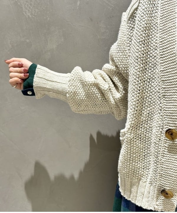 吉野 多恵さんの「BEAMS WOMEN｜BEAMS BOY / コットン アクリル Vネック カーディガン」を使ったコーディネート