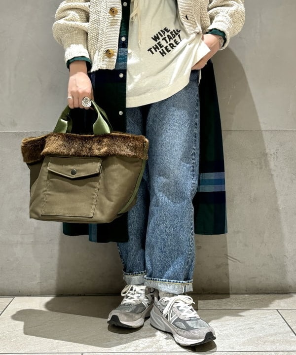 吉野 多恵さんの「BEAMS WOMEN｜BEAMS BOY / コットン アクリル Vネック カーディガン」を使ったコーディネート