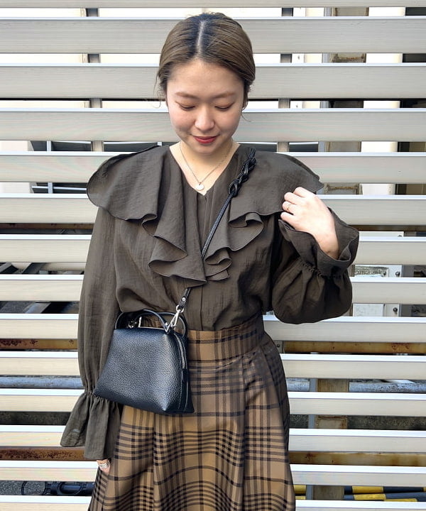 千田 静香さんの「BEAMS WOMEN｜GIANNI CHIARINI / ALIFA レザーショルダーバッグ S」を使ったコーディネート
