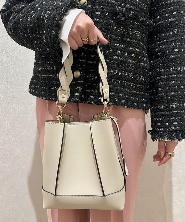 篠崎 香月さんの「BEAMS WOMEN｜Demi-Luxe BEAMS / ソフト ドレープ タックパンツ」を使ったコーディネート