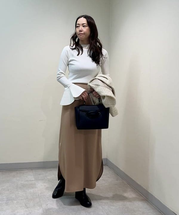 関 桂子さんの「BEAMS WOMEN｜EFFE BEAMS / フレアカフス プルオーバーニット」を使ったコーディネート