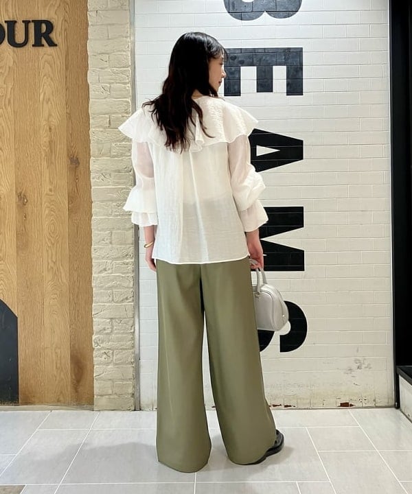 坂本 涼花さんの「BEAMS WOMEN｜Demi-Luxe BEAMS / セミワイド ストレート パンツ」を使ったコーディネート