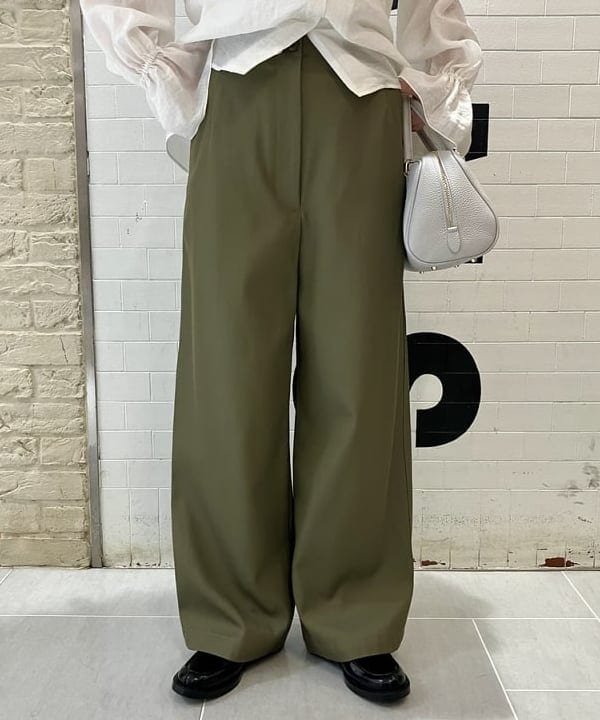 坂本 涼花さんの「BEAMS WOMEN｜Demi-Luxe BEAMS / セミワイド ストレート パンツ」を使ったコーディネート