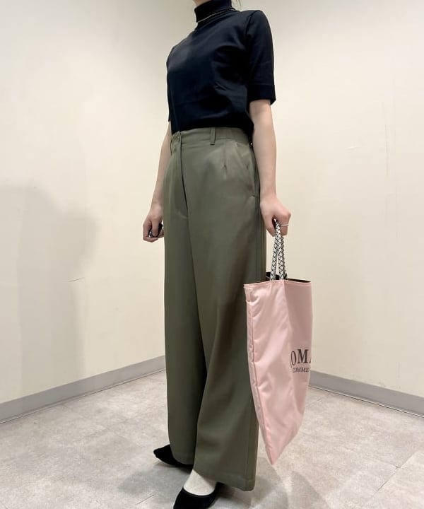 中丸　栞さんの「BEAMS WOMEN｜Demi-Luxe BEAMS / セミワイド ストレート パンツ」を使ったコーディネート