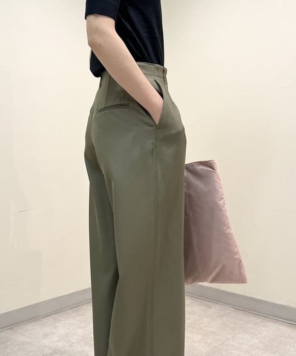 中丸　栞さんの「BEAMS WOMEN｜Demi-Luxe BEAMS / セミワイド ストレート パンツ」を使ったコーディネート