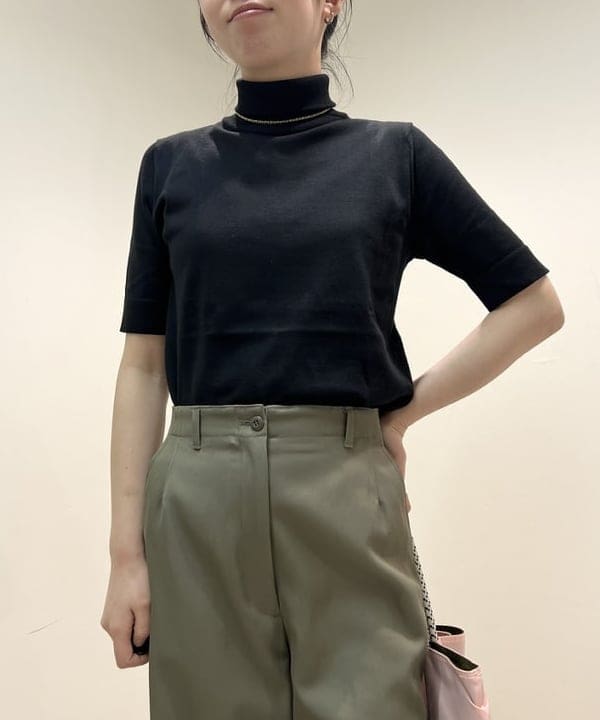 中丸　栞さんの「BEAMS WOMEN｜Demi-Luxe BEAMS / セミワイド ストレート パンツ」を使ったコーディネート