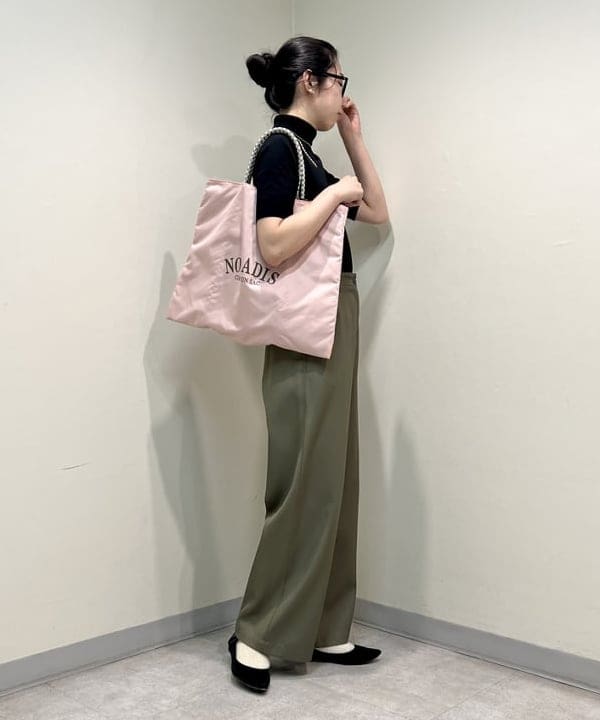中丸　栞さんの「BEAMS WOMEN｜Demi-Luxe BEAMS / セミワイド ストレート パンツ」を使ったコーディネート