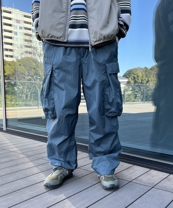 平柳 楓馬さんの「BEAMS WOMEN｜BEAMS / ナイロン イージー カーゴパンツ」を使ったコーディネート