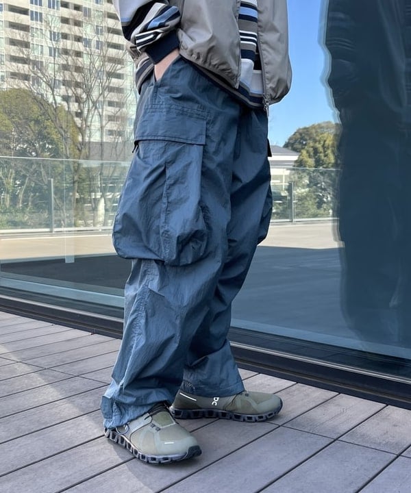 平柳 楓馬さんの「BEAMS WOMEN｜BEAMS / ナイロン イージー カーゴパンツ」を使ったコーディネート