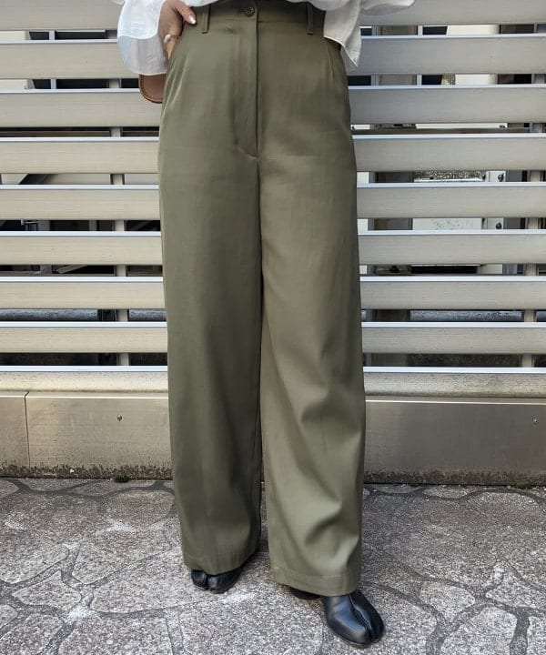 中川　ゆららさんの「BEAMS WOMEN｜Demi-Luxe BEAMS / セミワイド ストレート パンツ」を使ったコーディネート