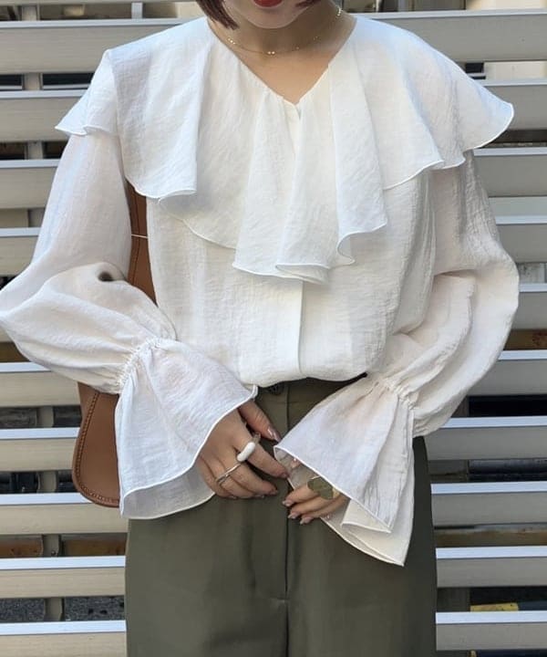 中川　ゆららさんの「BEAMS WOMEN｜Demi-Luxe BEAMS / セミワイド ストレート パンツ」を使ったコーディネート