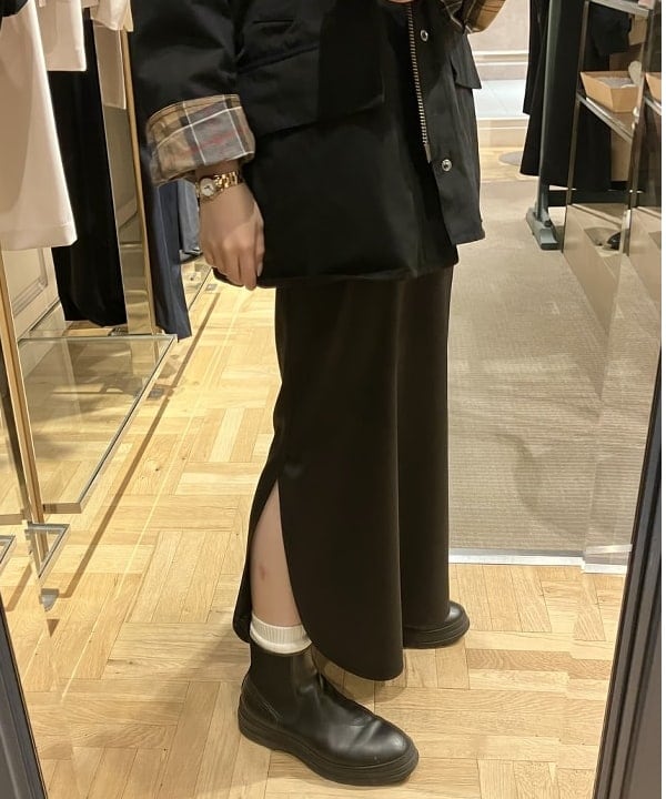 SAKAIさんの「BEAMS WOMEN｜ラウンドヘム サテンスカート」を使ったコーディネート