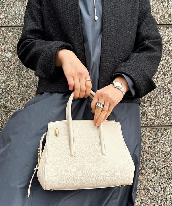 川口 恵さんの「BEAMS WOMEN｜AK+1 / ツイスト タフタ ワンピース」を使ったコーディネート