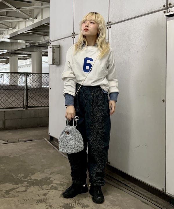 ナツハさんの「BEAMS WOMEN｜【別注】BUZZ RICKSON'S / シャンブレー ロングスリーブ シャツ」を使ったコーディネート