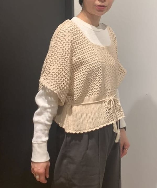 矢野(青木)優香さんの「BEAMS WOMEN｜BEAMS BOY / ショート スクエアネック ベスト」を使ったコーディネート