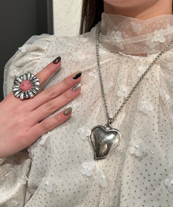 佐藤 亜美さんの「BEAMS WOMEN｜Otro Accesorio / フラワー リング」を使ったコーディネート