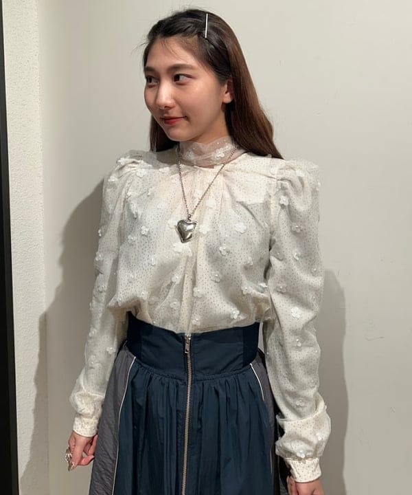 佐藤 亜美さんの「BEAMS WOMEN｜Otro Accesorio / フラワー リング」を使ったコーディネート