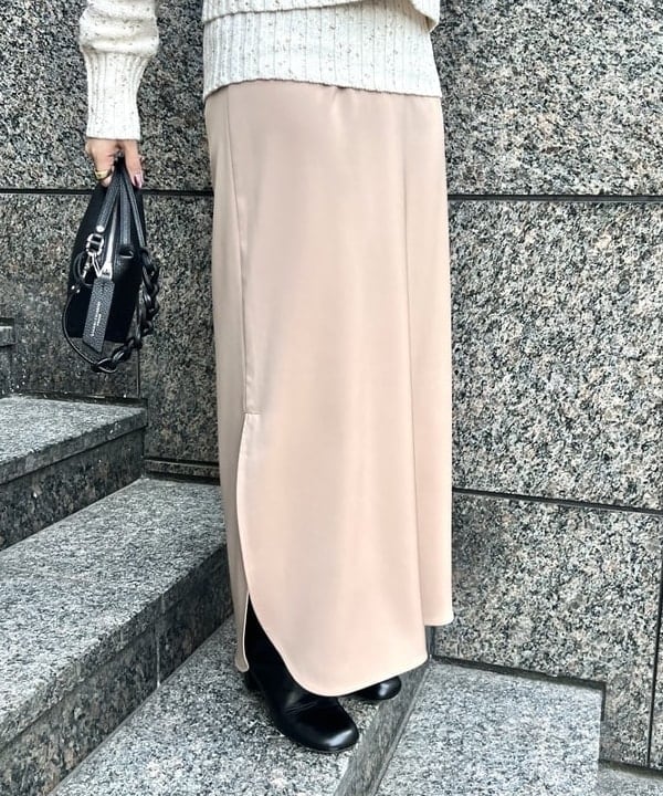 篠崎 香月さんの「BEAMS WOMEN｜ラウンドヘム サテンスカート」を使ったコーディネート