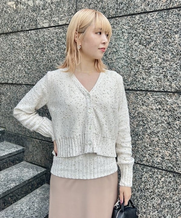 篠崎 香月さんの「BEAMS WOMEN｜ラウンドヘム サテンスカート」を使ったコーディネート