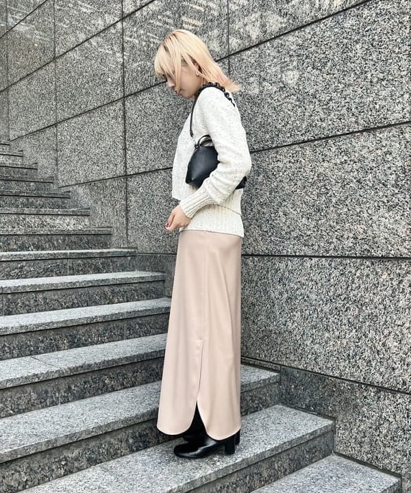 篠崎 香月さんの「BEAMS WOMEN｜ラウンドヘム サテンスカート」を使ったコーディネート
