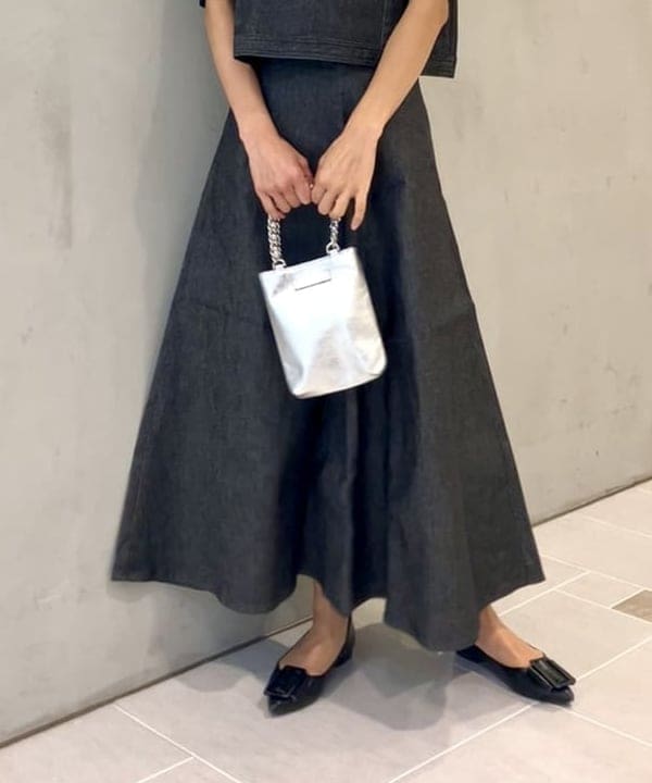 五十峯 さよさんの「BEAMS WOMEN｜GIANNI CHIARINI / CAMILLA メタリック レザートートバッグ」を使ったコーディネート