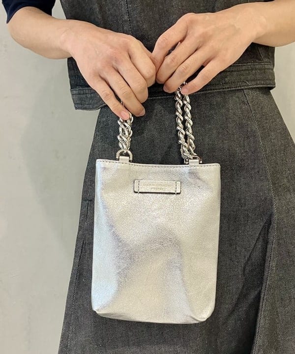 五十峯 さよさんの「BEAMS WOMEN｜GIANNI CHIARINI / CAMILLA メタリック レザートートバッグ」を使ったコーディネート