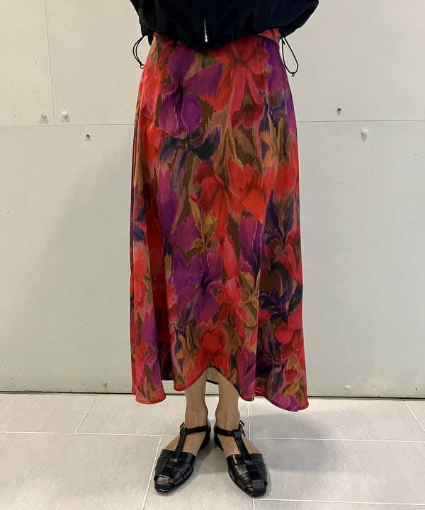五十峯 さよさんの「BEAMS WOMEN｜Demi-Luxe BEAMS / ラインカット プリントスカート」を使ったコーディネート