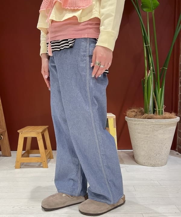 エノモト アミさんの「BEAMS WOMEN｜BEAMS BOY / シャンブレー ペインター パンツ」を使ったコーディネート