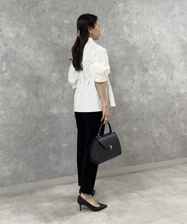 関 桂子さんの「BEAMS WOMEN｜フクレ織りジャカード アタッチドカラー ブラウス＊」を使ったコーディネート