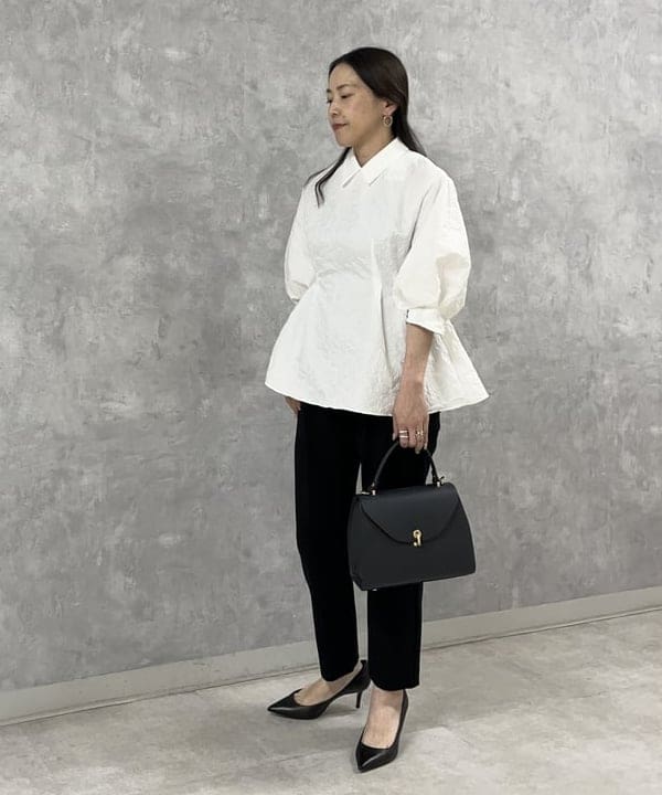関 桂子さんの「BEAMS WOMEN｜フクレ織りジャカード アタッチドカラー ブラウス＊」を使ったコーディネート