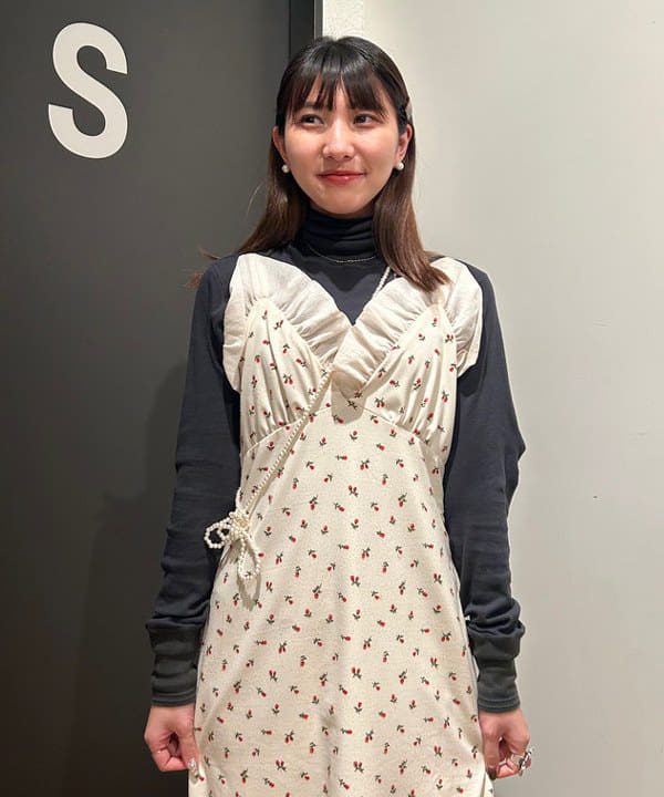 佐藤 亜美さんの「BEAMS WOMEN｜BEAMS BOY / 樹脂 パール ロング ネックレス」を使ったコーディネート
