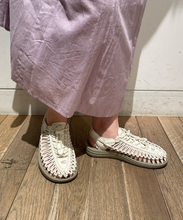 IZUMI MAYUMIさんの「BEAMS WOMEN｜KEEN / UNEEK サンダル」を使ったコーディネート