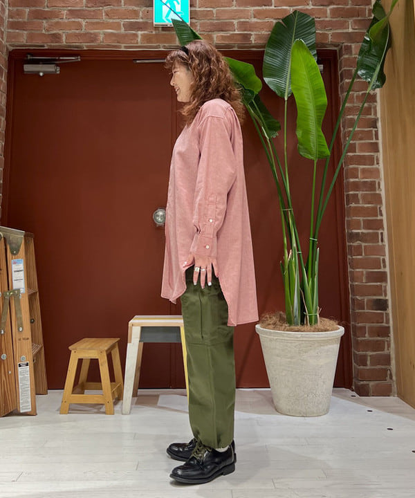 エノモト アミさんの「BEAMS WOMEN｜【別注】BUZZ RICKSON'S / ポプリン アーミーパンツ」を使ったコーディネート