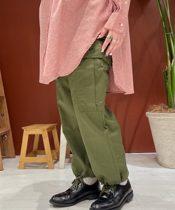 エノモト アミさんの「BEAMS WOMEN｜【別注】BUZZ RICKSON'S / ポプリン アーミーパンツ」を使ったコーディネート