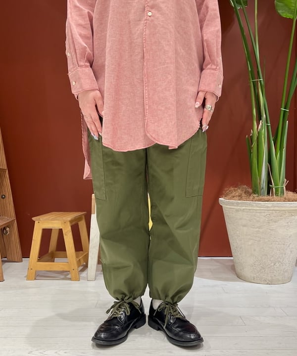 エノモト アミさんの「BEAMS WOMEN｜【別注】BUZZ RICKSON'S / ポプリン アーミーパンツ」を使ったコーディネート
